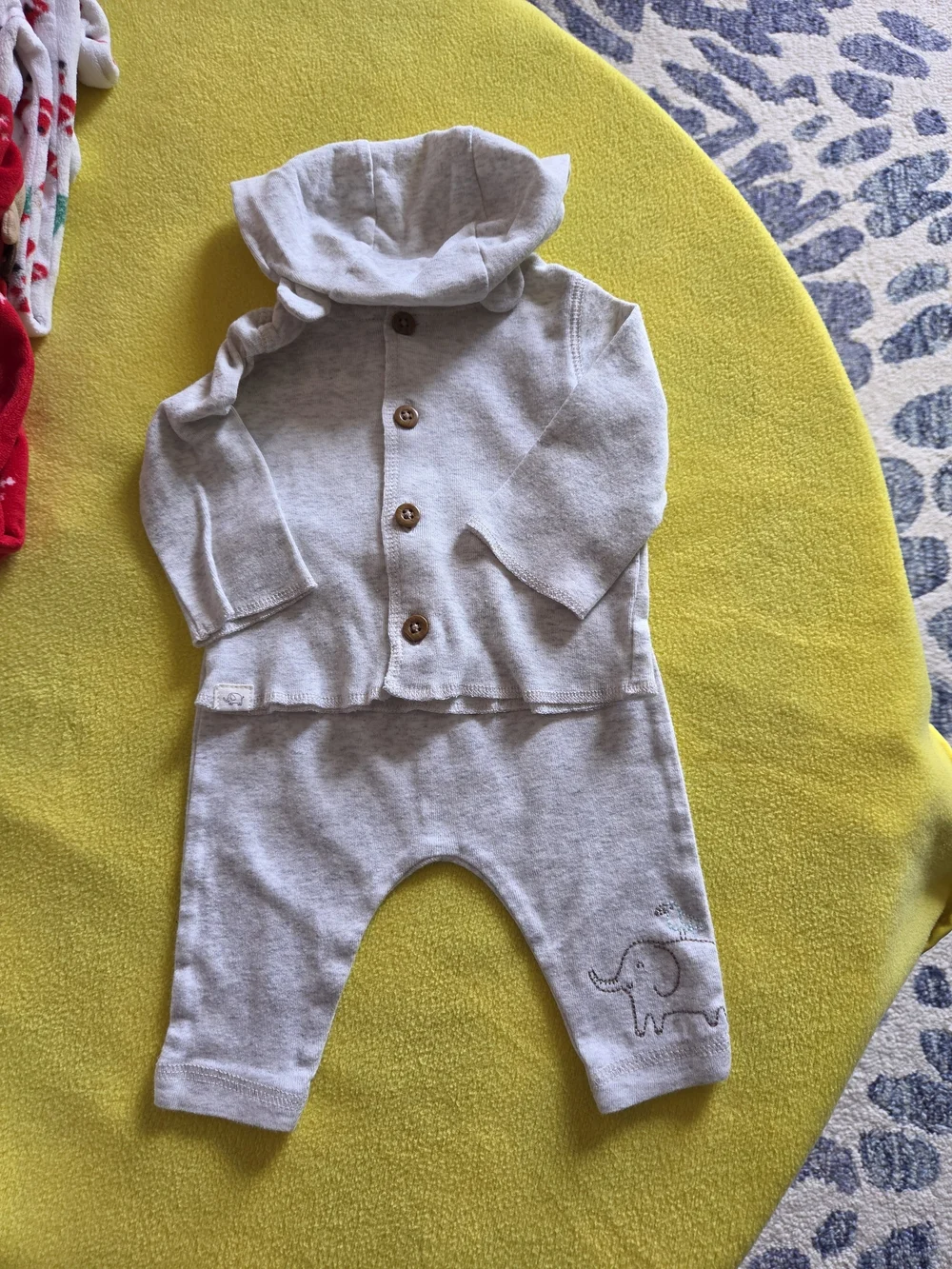 EUC~ Large Mixed Neutral Baby Clothing. Newborn-6 Months. 33 Pieces